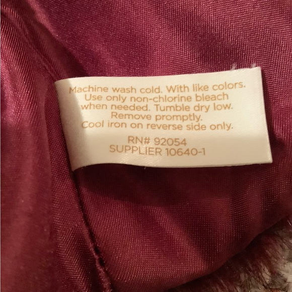 DECREE Burgundy Open Front Faux Fur Vest Size Medium - Picture 10 of 15